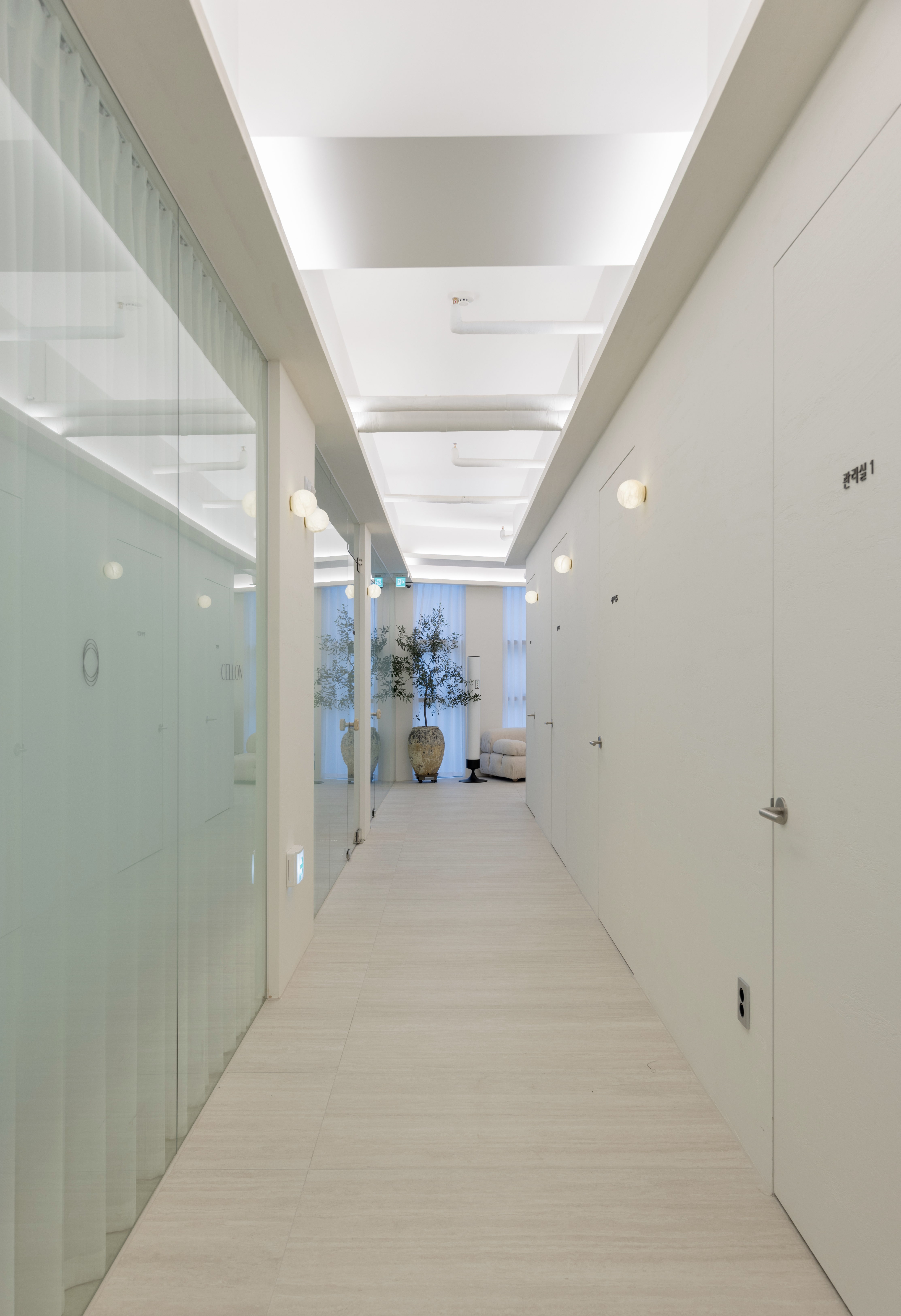 Cellon Clinic interior photo